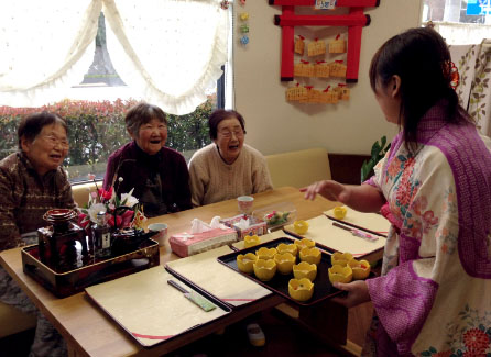 高齢者福祉施設でのお食事提供風景