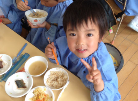 幼稚園での給食風景