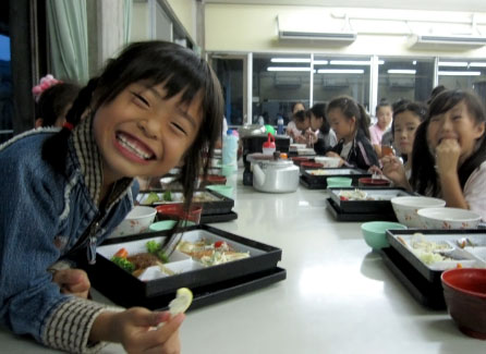 子どもたちが笑顔になるセントラルフーズのお弁当の写真