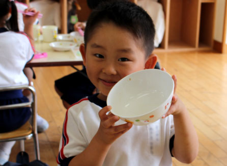 完食して笑顔の園児の写真