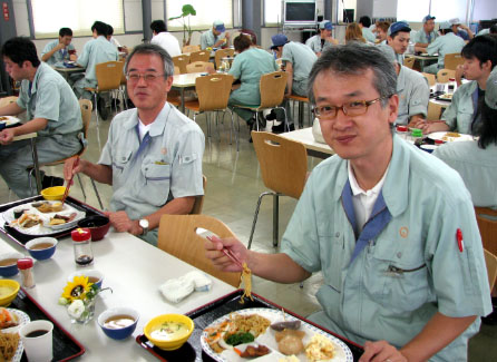 笑顔に包まれる社員食堂での昼食の写真