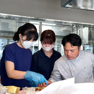 料理を研究している社員の写真