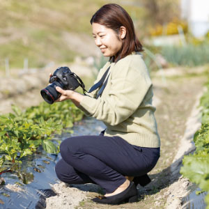 撮影中の社員の写真