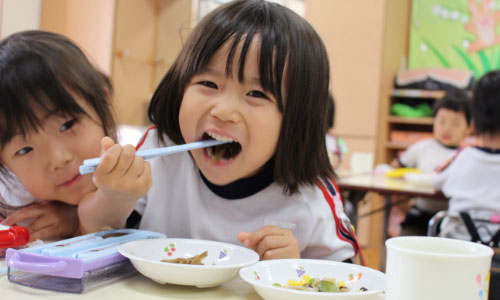 幼稚園児の食事風景
