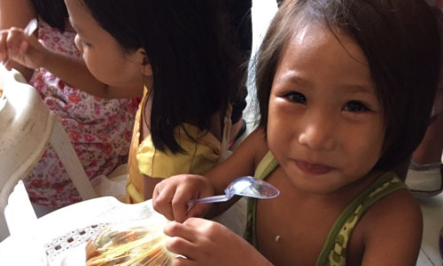 外国の子どもの食事風景